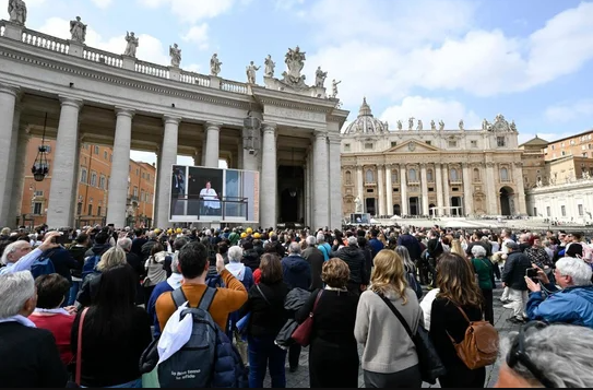 El papa continúa su tratamiento luego de su internación.