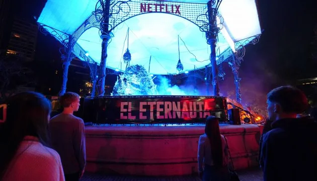 Una multitud se reunió en la Glorieta de Belgrano para una recreación del final de «El Eternauta»