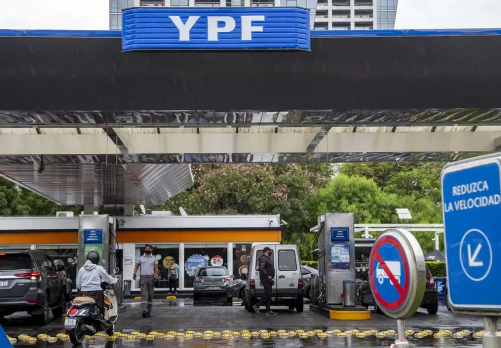 Ya rige la baja en los combustibles de YPF y se espera al resto de las petroleras