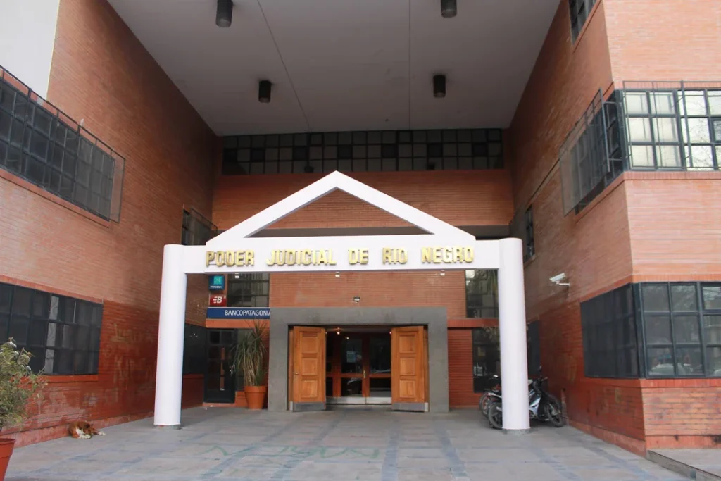 Una empleada judicial fue echada tras acumular 400 días de licencia y trabajar en tres lugares al mismo tiempo