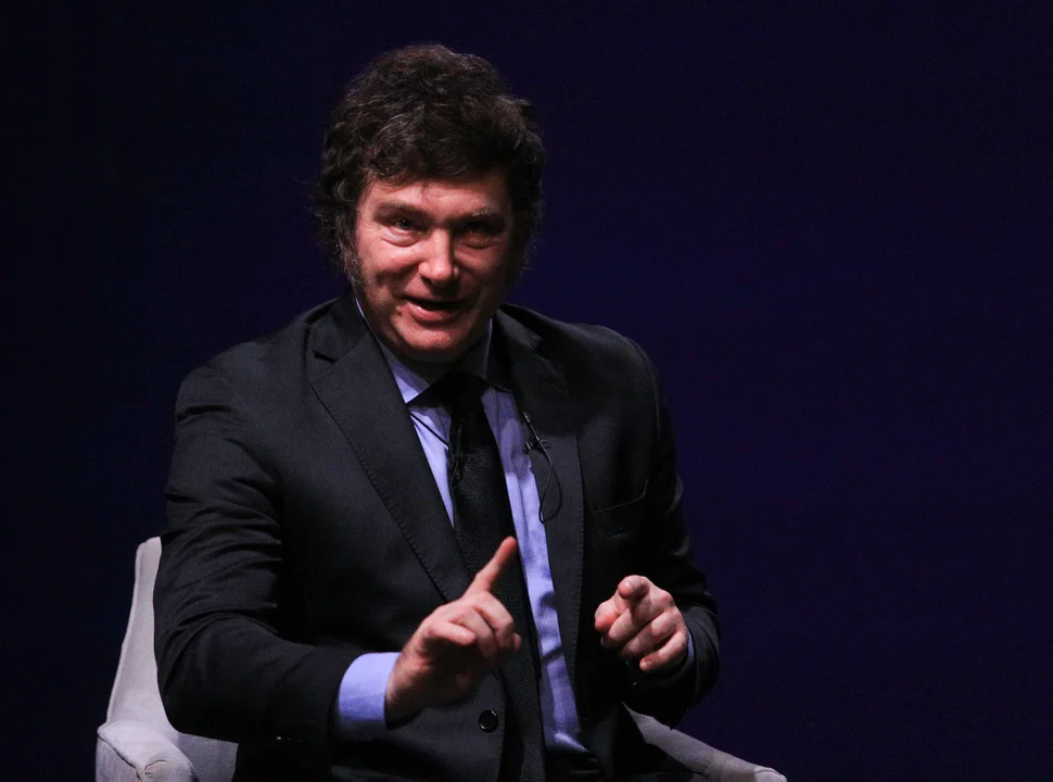 Javier Milei apareció junto a su hermana Karina en un desfile de Roberto Piazza