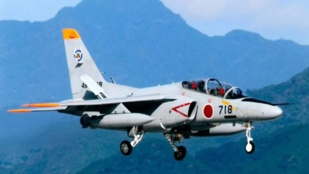 Un avión militar de entrenamiento japonés se estrelló en un lago: hay 2 desaparecidos