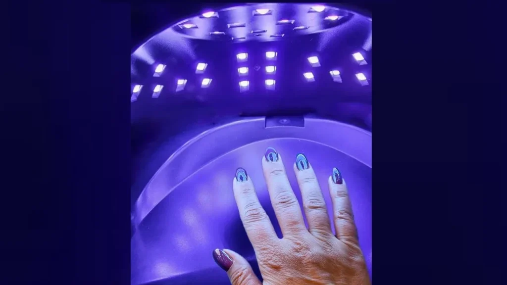 Argentinos comprobaron que las lámparas de secado de esmalte de uñas modifican las moléculas de la piel