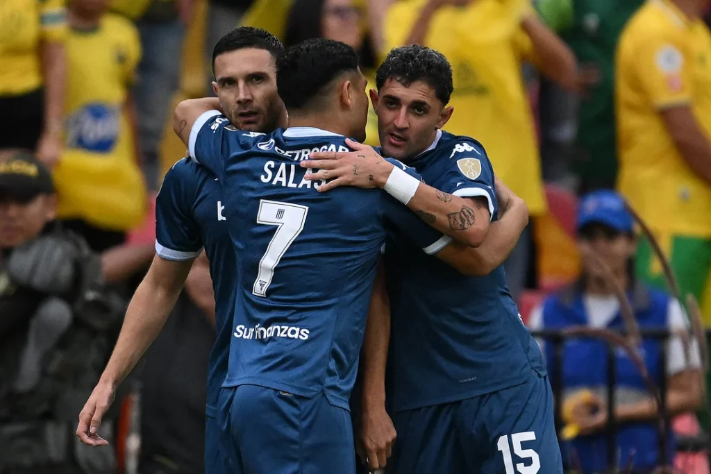 Racing goleó a Bucaramanga y es el único líder de su grupo en la Copa Libertadores