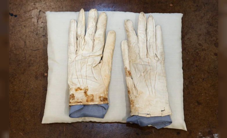 Pagaron una cifra millonaria por los guantes manchados de sangre de Abraham Lincoln