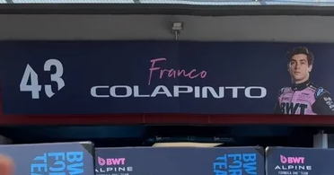 El cartel de Colapinto y su monoplaza ya están presentes en Imola