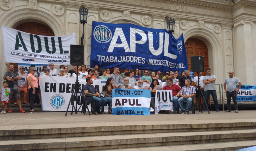 Docentes universitarios cuestionan la decisión del Gobierno de modificar la paritaria nacional