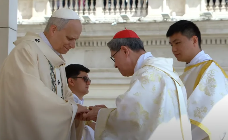 León XIV recordó a Francisco en su primera homilía: “Nos sentimos como ovejas sin pastor”