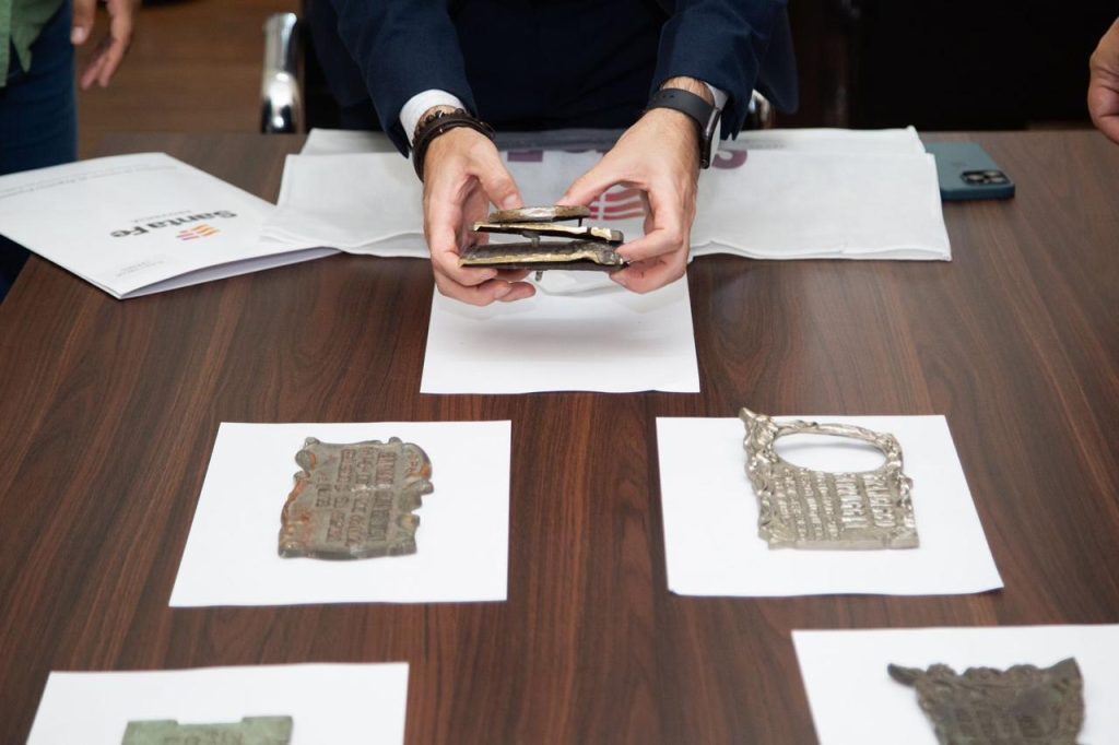 Provincia continúa devolviendo placas de bronce que habían sido sustraídas de cementerios