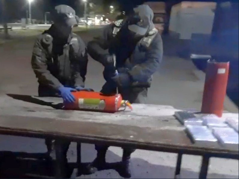 Tucumán: llenó dos matafuegos con 12 kilos de cocaína y quedó detenido