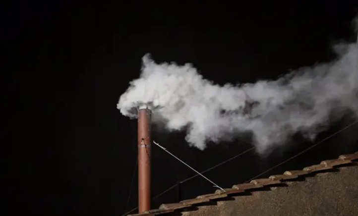 El Vaticano ya instaló la chimenea en la Capilla Sixtina para el cónclave