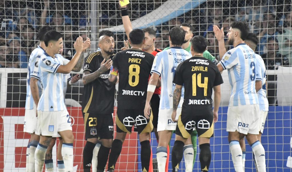 Video: El provocador gesto de Arturo Vidal frente a Racing que le valió la insólita expulsión