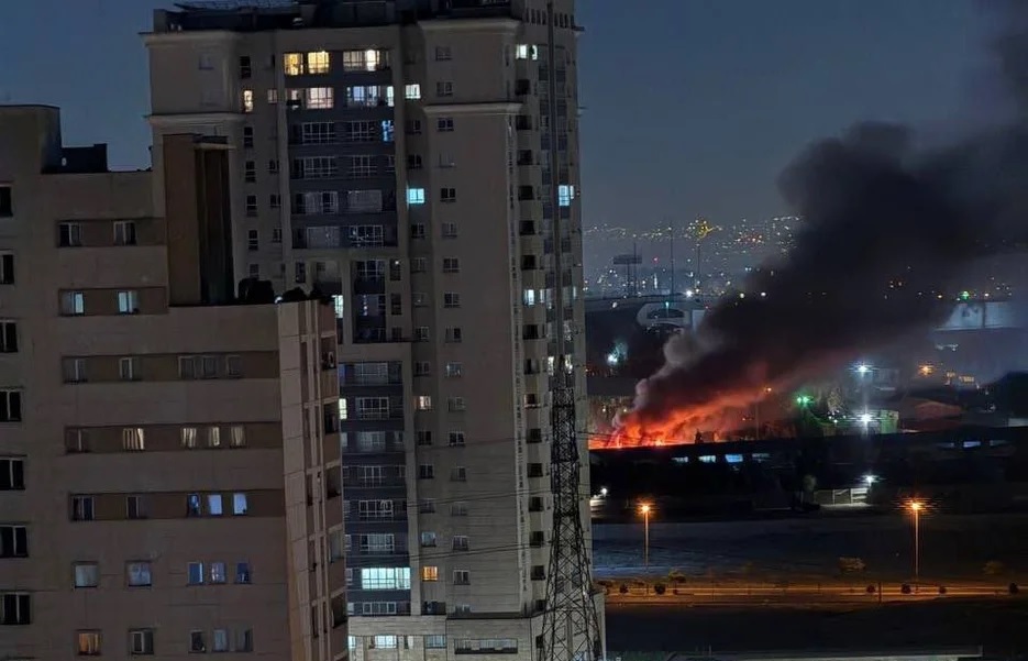 Mueren 60 personas en ataque aéreo israelí contra edificio residencial en Teherán