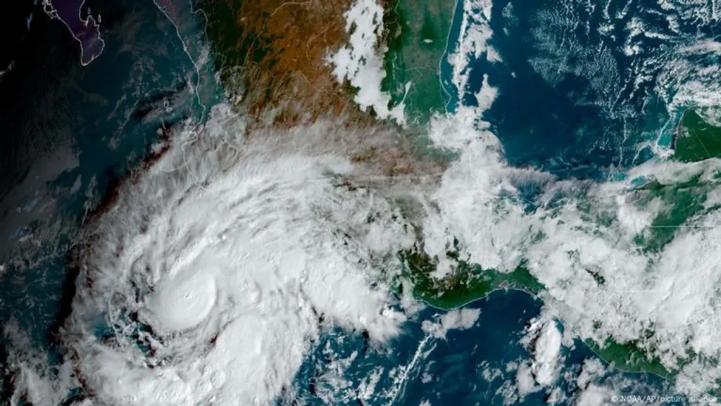 El huracán Erick evoluciona a categoría 4 y anticipa su impacto en sur de México