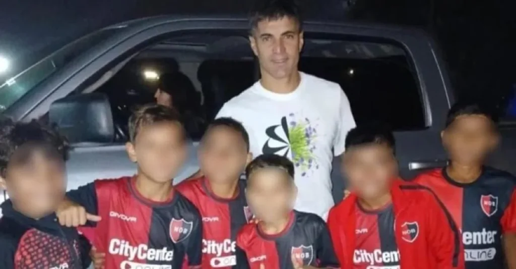 Newell’s aclaró que no sancionó a los chicos que se sacaron una foto con un jugador de Rosario Central