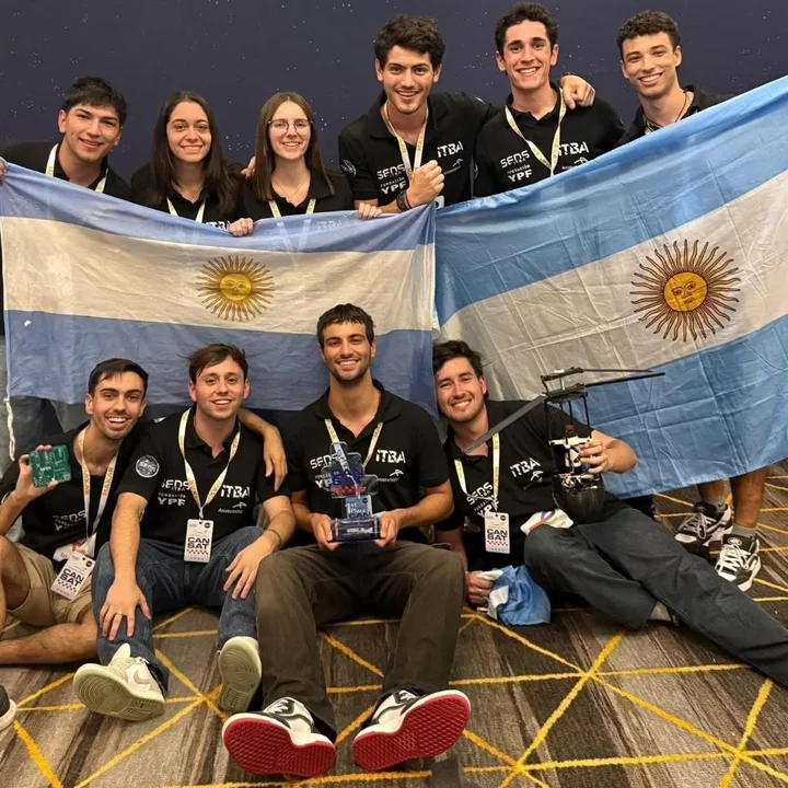 Jóvenes argentinos salieron campeones del mundial de ingeniería aeroespacial de la NASA