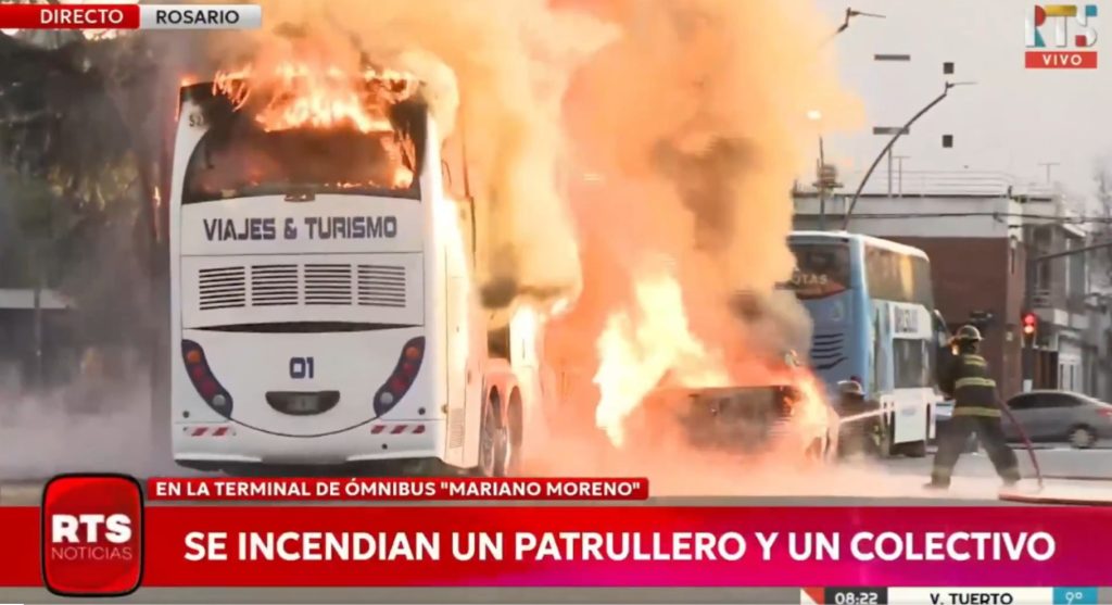 Se incendió un patrullero frente a la terminal de Rosario y las llamas afectaron a un colectivo