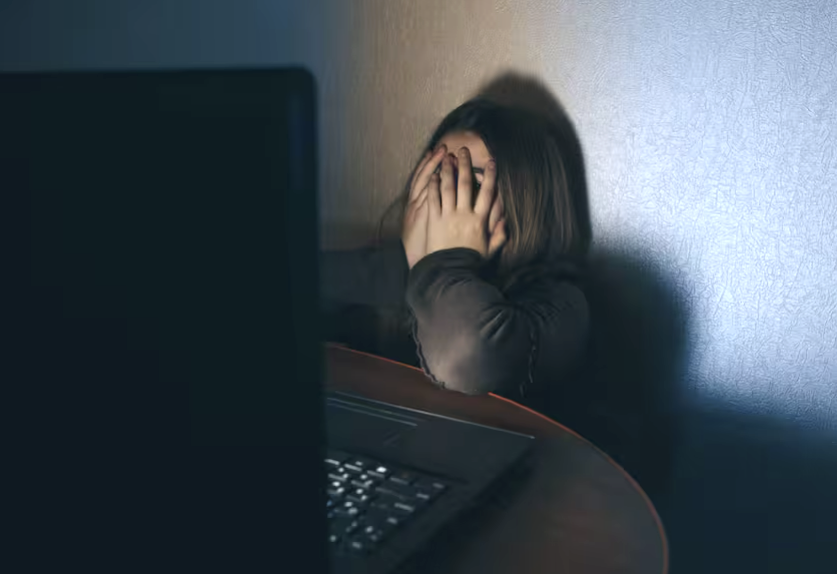 Juicio por deepfake: piden hasta 30 años de cárcel para alumno que usó IA para crear porno con sus compañeras