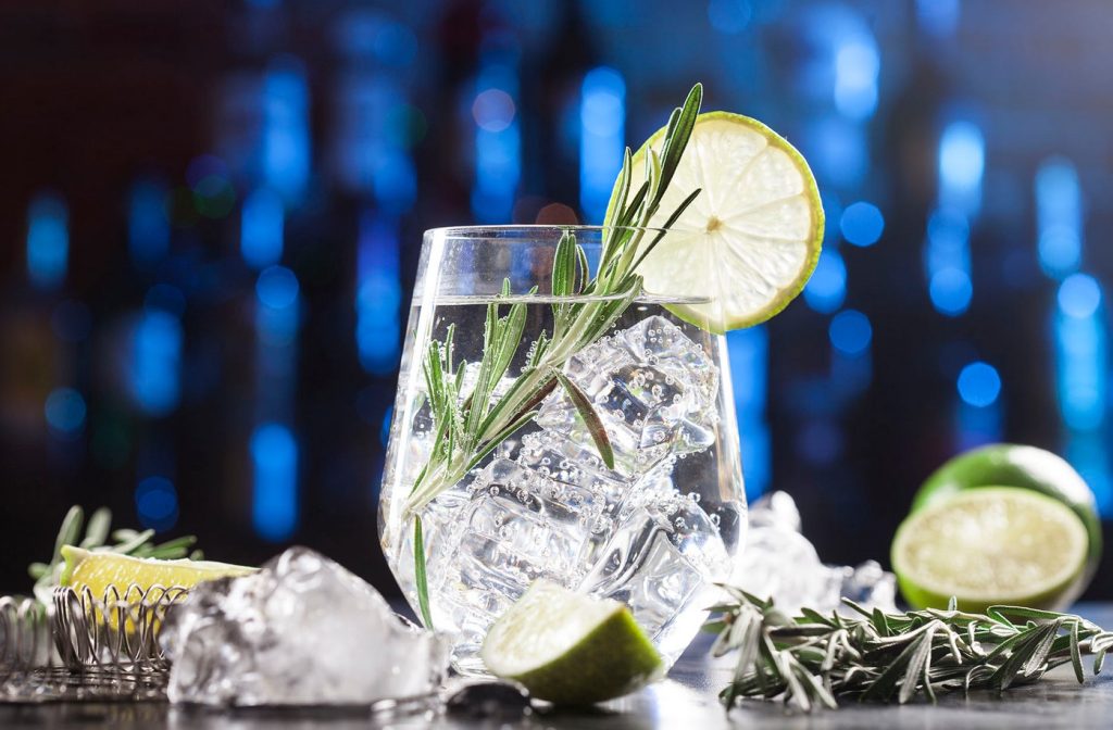 La Ginebra: un destilado medicinal que pasó a la moda del consumo moderno
