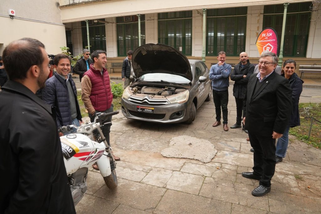Provincia entregó motos y autos incautados al delito a instituciones educativas de Santa Fe
