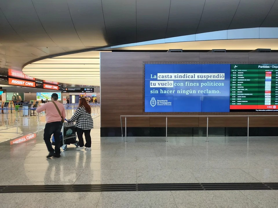 El Gobierno exhibió un cartel en Ezeiza contra la «casta sindical» por la cancelación de vuelos