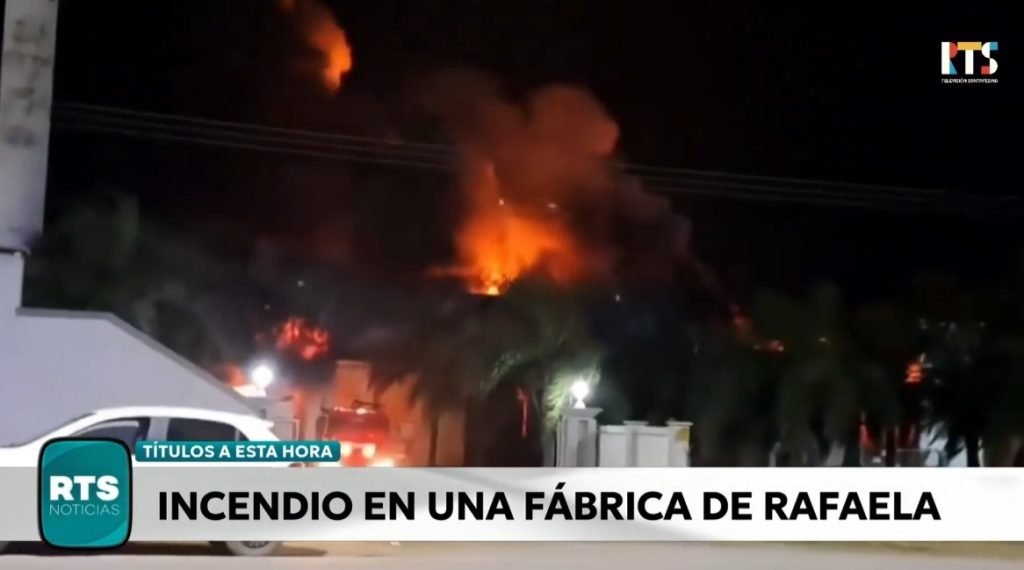 Más de 60 bomberos trabajaron en un incendio en una fábrica de colchones en Rafaela