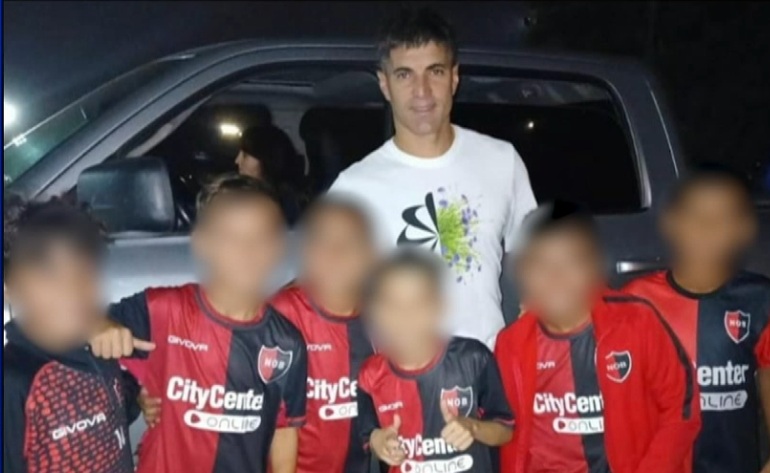 Suspendieron a seis niños de Newell’s por sacarse una foto con Ignacio Malcorra
