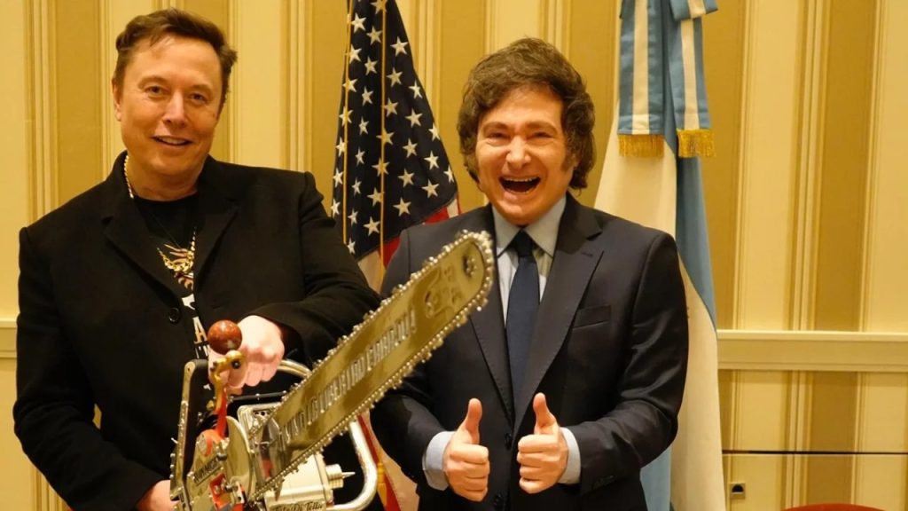 Elon Musk le soltó la mano a Javier Milei: «Me dio la motosierra y la mostré, pero me faltó empatía»
