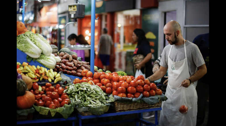 La inflación de alimentos continúa en alza y presiona al índice general: qué proyectan las consultoras