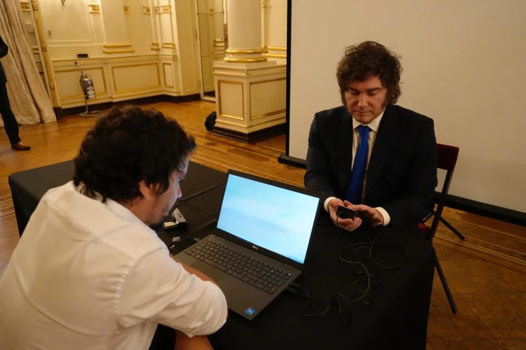 El Gobierno lanzó el nuevo DNI electrónico y cambios en el pasaporte: Milei fue el primero en tramitarlo