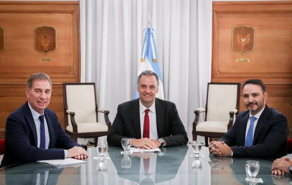 Adorni se reunió con el gobernador Valdés en medio de la negociación por la reforma laboral