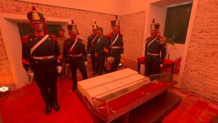 El sable corvo de San Martín llegó a San Lorenzo tras una emotiva despedida de 5.000 personas en el Museo Histórico