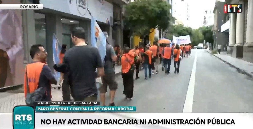 Rosario: bancos cerrados por adhesión total de empleados al paro general contra la reforma laboral