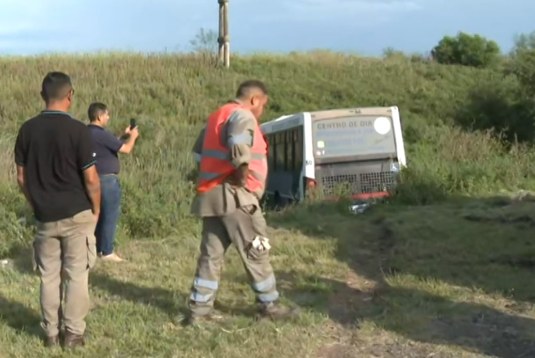 Circunvalación de Santa Fe: despistó un colectivo y 10 personas resultaron heridas