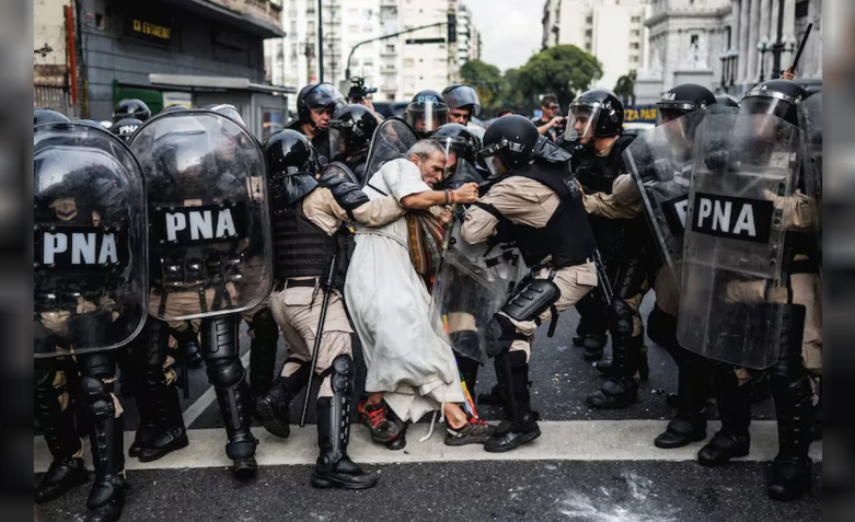 Una imagen sobre la represión a la protesta social en la Argentina de Milei ganó el World Press Photo