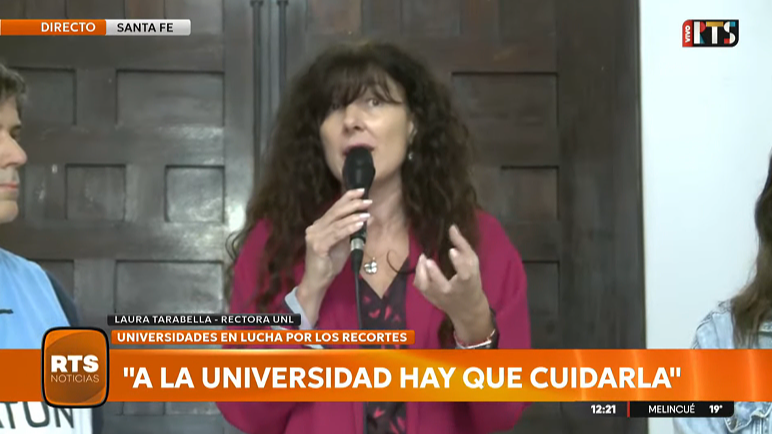 La UNL realizó un abrazo simbólico en defensa de la universidad pública durante el paro nacional