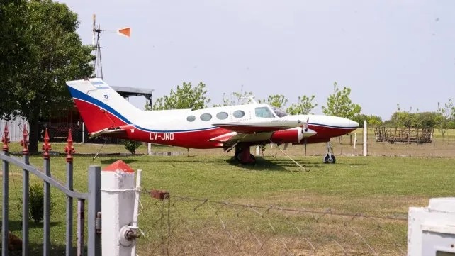 “Tratan de frenar la venta de los bienes”: Provincia defiende la subasta de una avioneta incautada