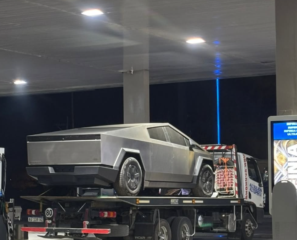 El Tesla cybertruck del diputado Quintar fue visto sobre una grúa en la ruta 34