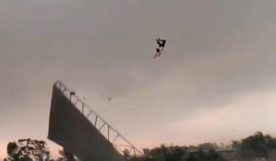 Temporal de viento en India: un hombre salió volando y hay más de 100 muertos