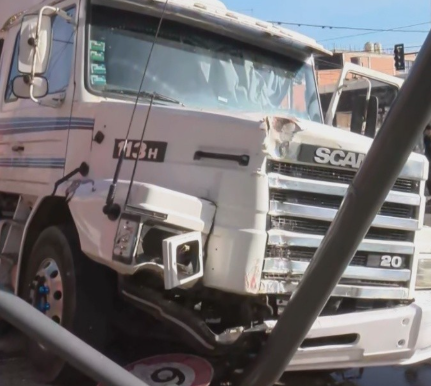 Un camionero se descompensó y provocó destrozos sobre avenida Pellegrini en Rosario