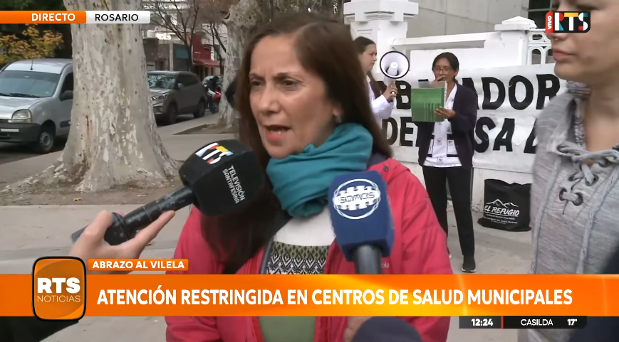 Trabajadores del Vilela realizaron un abrazo simbólico para reclamar mejoras salariales