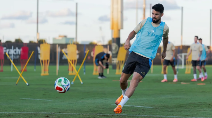 “Flaco» López, emocionado tras ser titular en Argentina: “Nunca me imaginé estar en esta situación”