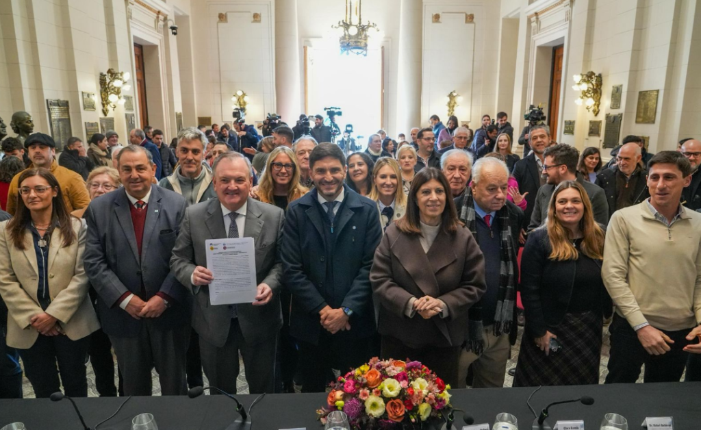 Pullaro firmó un convenio para poner en valor la Plaza Italia de la Legislatura