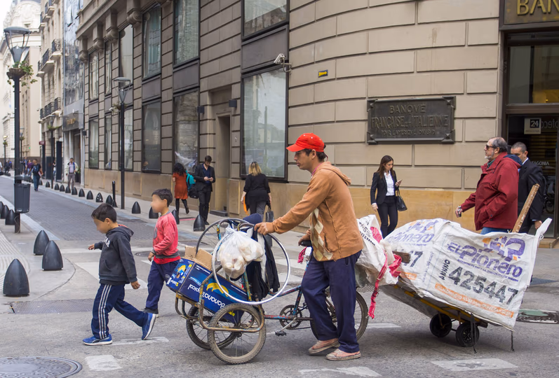 El impactante dato de la realidad económica: casi cuatro de cada diez chicos no pueden comprarse ropa
