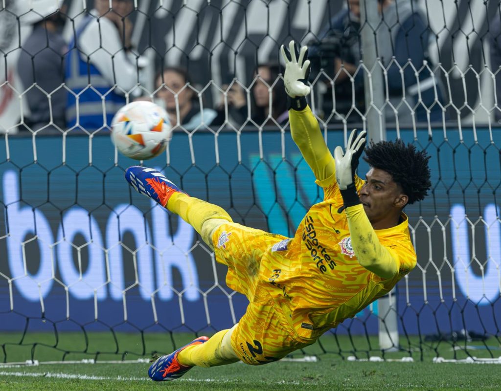 Corinthians denunció insultos racistas a su arquero en Rosario y pidió sanciones a la CONMEBOL