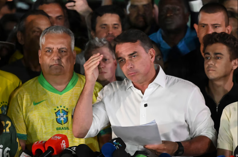 Flávio Bolsonaro se autoproclamó “verdadero presidente electo” de Brasil y denunció un «repugnante fraude»